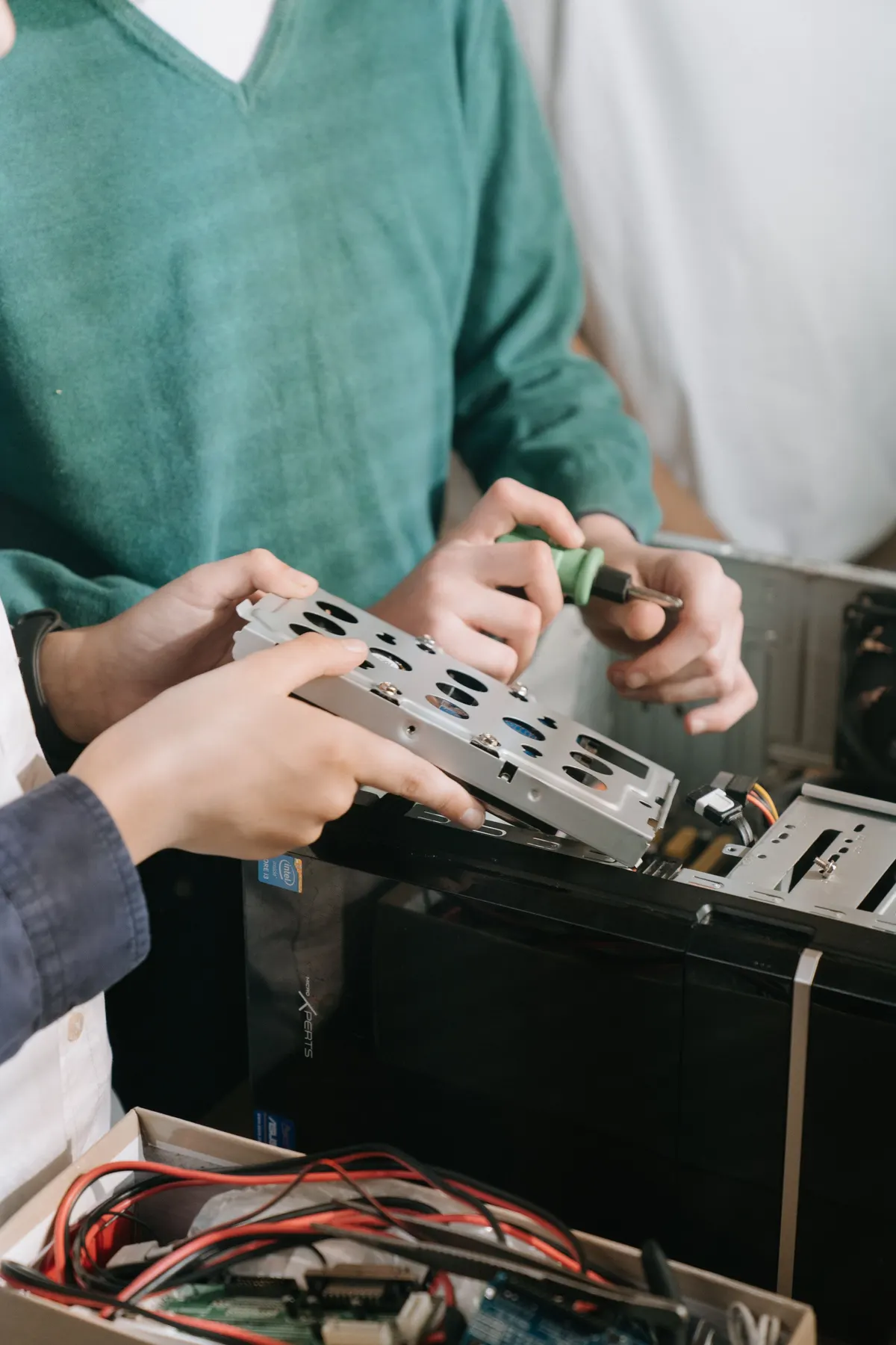 Hardware-Beratung und Computerreparatur an einem modernen IT-Arbeitsplatz